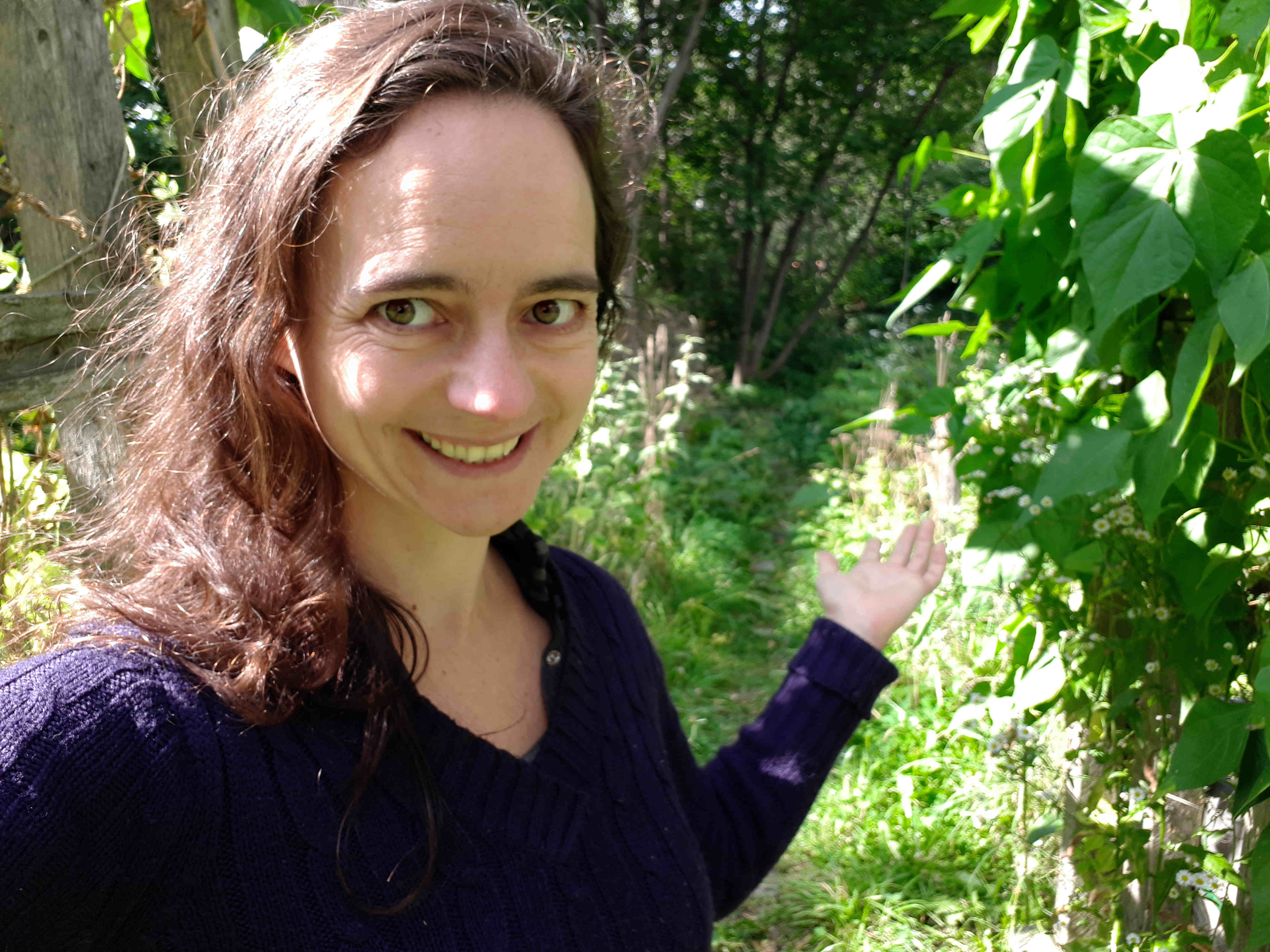 Jacinthe Laforte dans son jardin