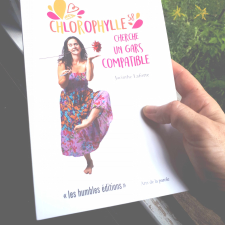 Livre Chlorophylle38 cherche un gars compatible dans une main